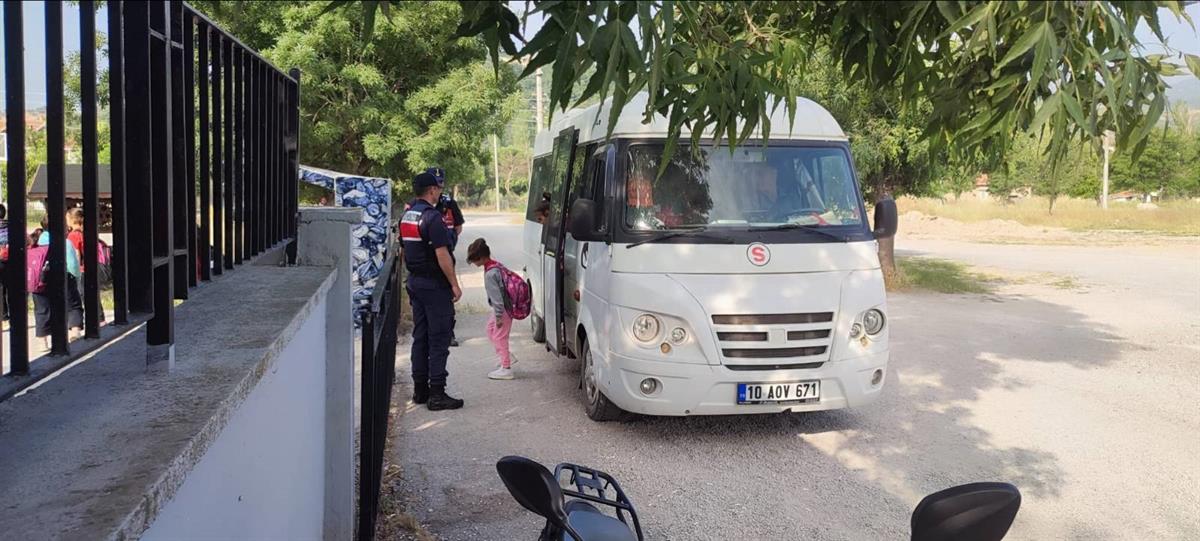 Balıkesir İl Jandarma Komutanlığı, öğrencilerin güvenliğini sağlamak amacıyla okul çevreleri