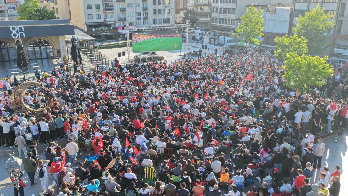 Balıkesir’de Milli Heyecan Dev Ekranlarda Yaşandı 42558db8 0056 41c9 9e1d 57d213b39825 - Marmara Bölge Gazetesi