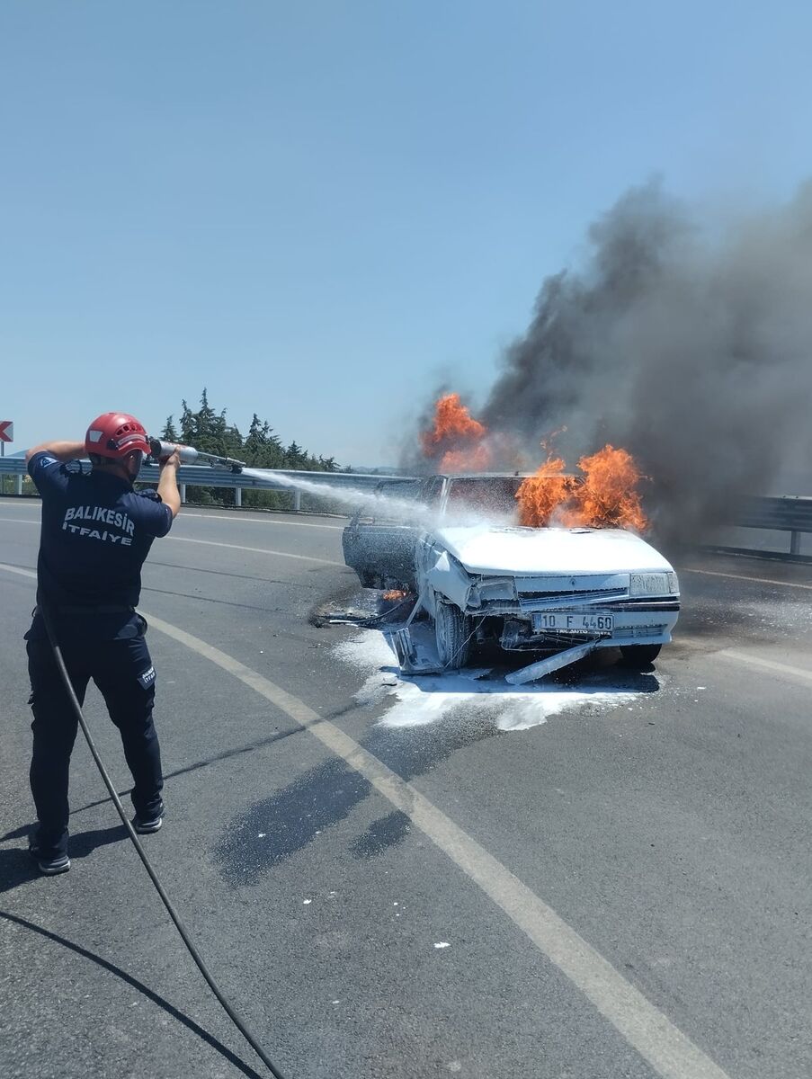Kaza Sonrası Otomobil Alev Alev Yandı! 57c7255f 5f11 4fc3 81f9 b511cac75f73 - Marmara Bölge Gazetesi