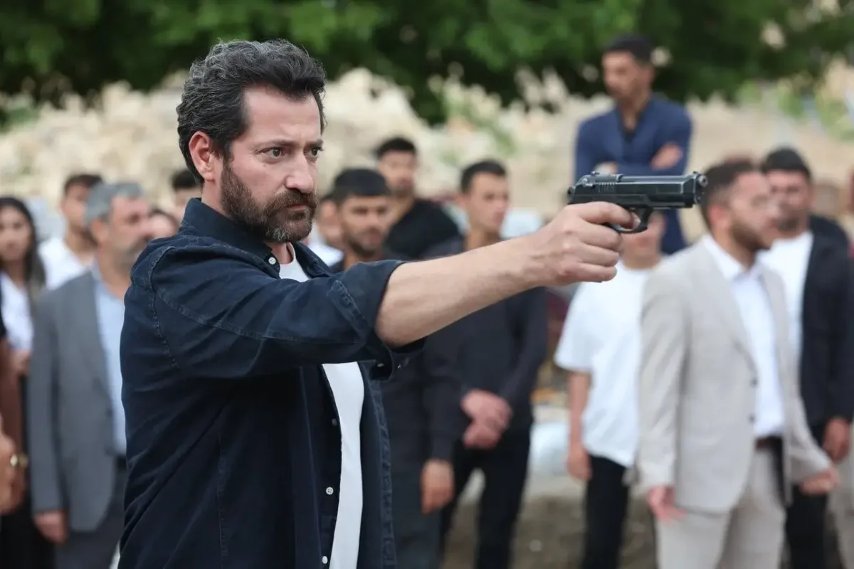 Kanal D ekranlarının reyting rekortmeni dizisi Uzak Şehir, dün akşam