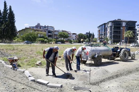 Burhaniye Belediyesi, ilçe genelindeki park ve yeşil alanlarda bakım, onarım