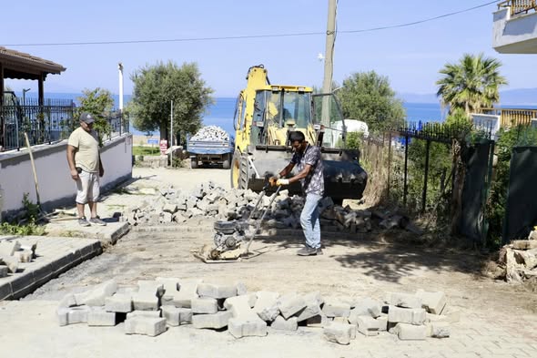 Burhaniye Belediyesi, ilçe genelinde ulaşım altyapısını güçlendirmek amacıyla yol yapım,