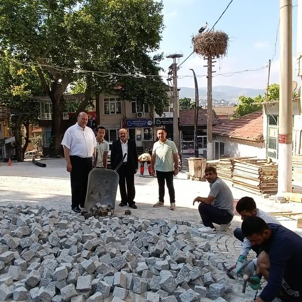 Bigadiç Belediyesi tarafından ilçede sürdürülen sokak sağlıklaştırma çalışmaları kapsamında Belediye
