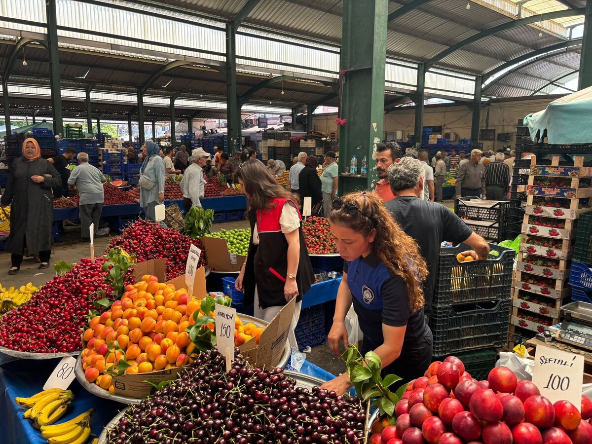 Bigadiç’te vatandaşların sağlıklı ve güvenilir alışveriş yapabilmesi amacıyla semt pazarında