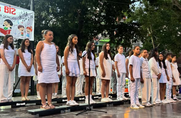 Erdek'te düzenlenen "Çokça Ses Çokça Biz Korolar Şenliği", öğrencileri sanat