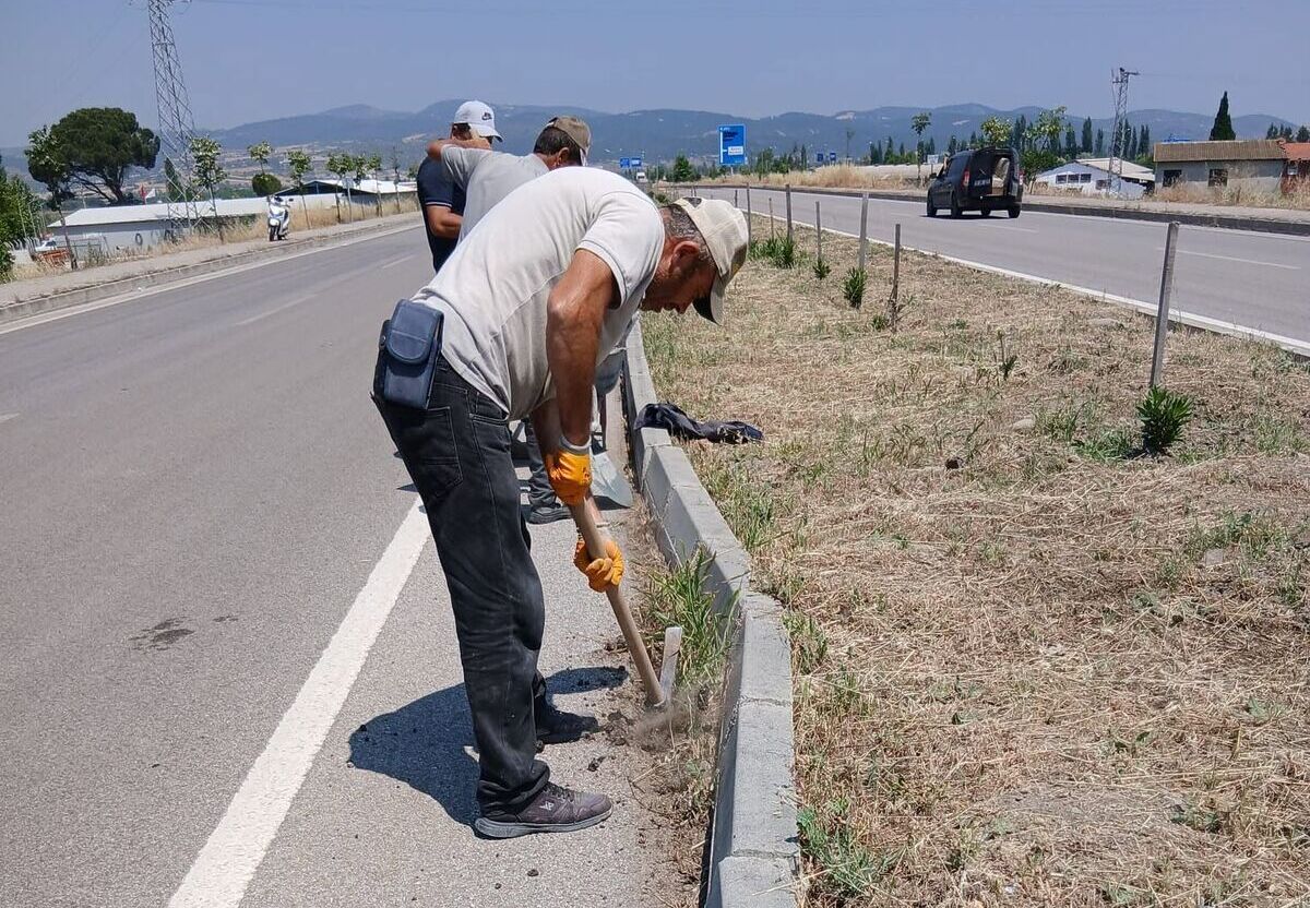 Bigadiç Belediyesi, çevre yolunda ulaşım güvenliğini artırmak amacıyla bordür taşı