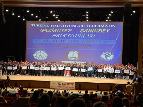 Burhaniye Belediyesi Gençlik Merkezi Halk Oyunları Ekibi, Gaziantep'te düzenlenen Halk