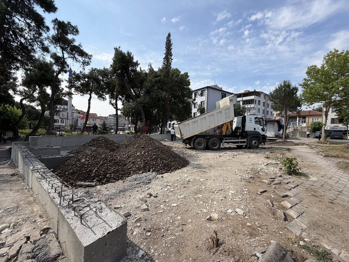 Balıkesir’in İvrindi ilçesinde belediye ekipleri, ilçe genelinde yürüttüğü çalışmalarla merkezden