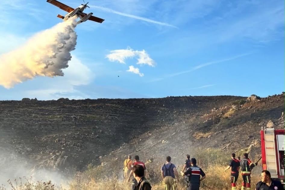 Avşa Adası’nda eski çöp depolama alanında çıkan yangın, ekiplerin havadan