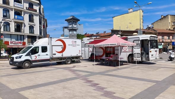 Türk Kızılayı'nın mobil kan bağış otobüsü, Sındırgı'da vatandaşlarla buluştu. Cumhuriyet