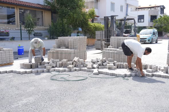 Burhaniye Belediyesi Fen İşleri Müdürlüğü ekipleri, ilçe genelinde yol bakım,