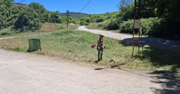 Susurluk Belediyesi ekipleri, ilçe genelinde çevre düzenleme, ot biçimi, bitki
