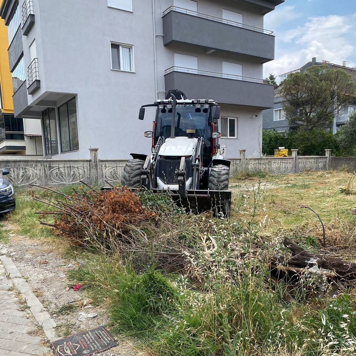 Bigadiç Belediyesi, ilçe genelinde yürüttüğü kapsamlı çevre temizliği çalışmalarıyla cadde,