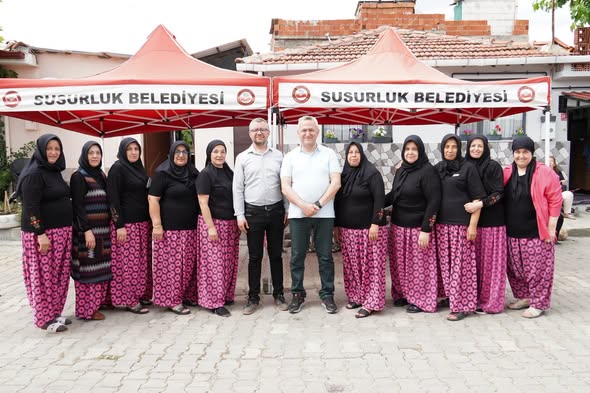 Susurluk Belediye Başkanı Hakan Yıldırım Semizel, Sultaniye Mahallesi'nde düzenlenen aşure