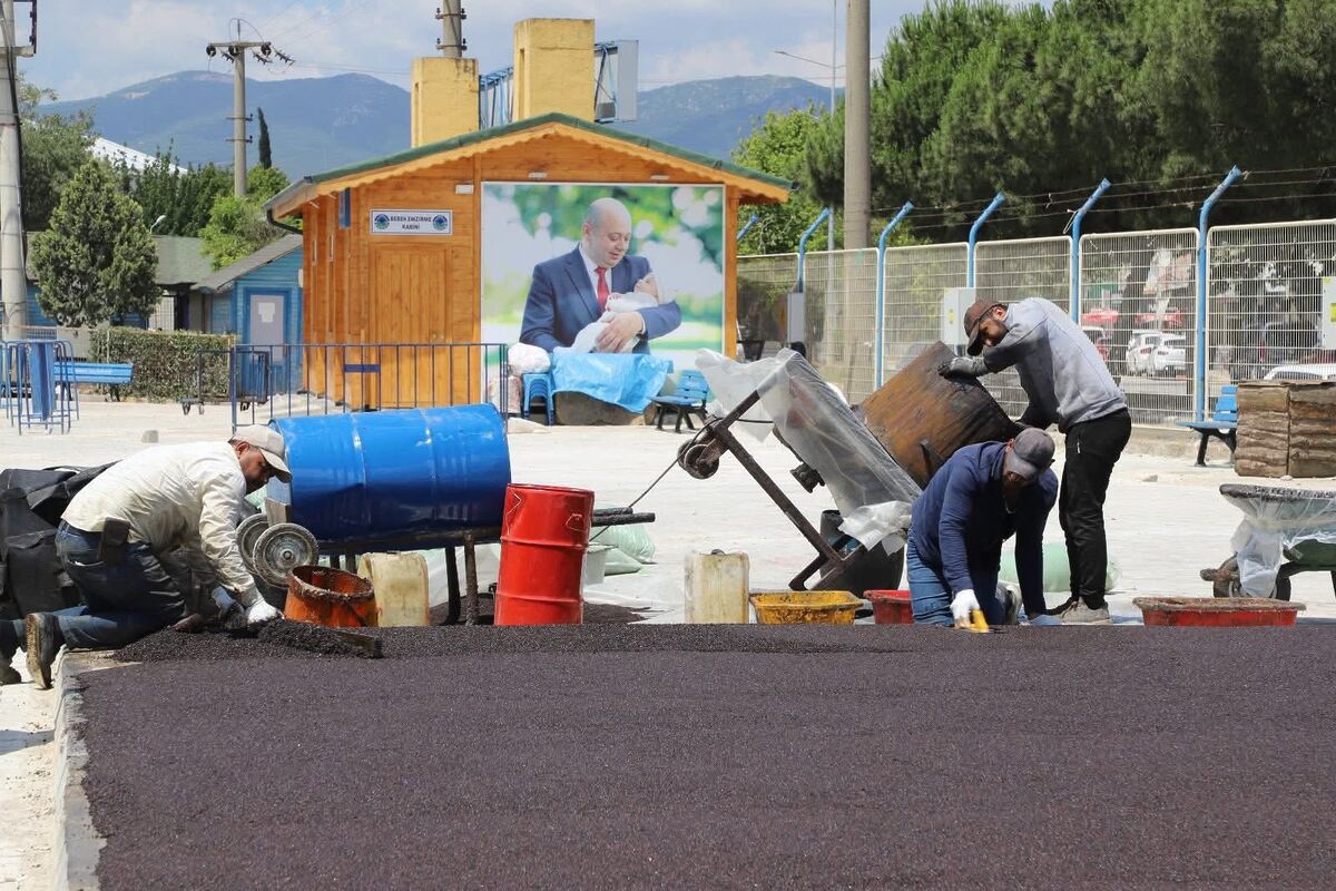 Gönen Belediyesi, Kapalı Pazaryeri'nde başlattığı çevre düzenleme ve bakım çalışmalarını