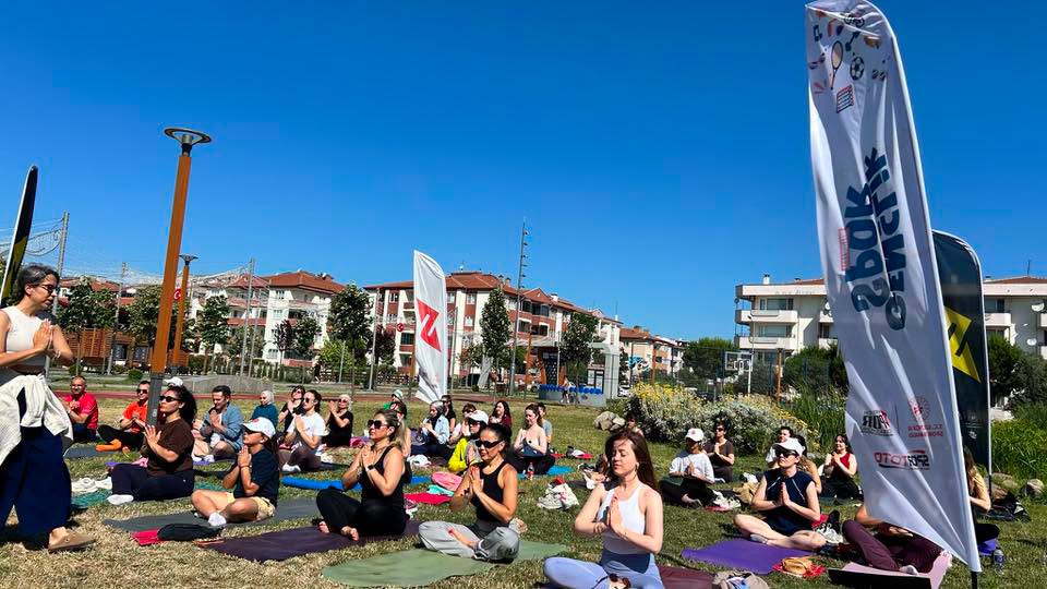 Balıkesir’de Dünya Yoga Günü kapsamında düzenlenen etkinlik, Asuva Park’ta yoğun