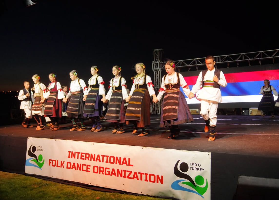 Ayvalık’ta düzenlenen Uluslararası Deniz ve Kum Günleri Festivali kapsamında sahne