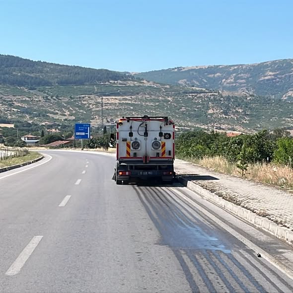 Bigadiç Belediyesi, ilçenin dört bir yanında sürdürdüğü temizlik çalışmalarıyla daha