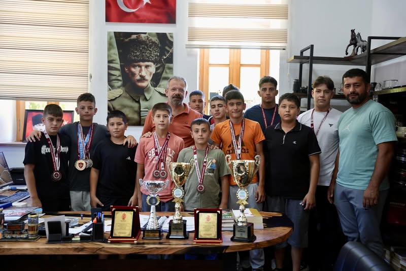Gömeç Belediye Spor Güreş Takımı'nın katıldıkları organizasyonlarda kazandıkları kupa ve