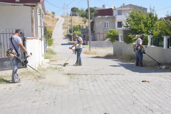 Burhaniye Belediyesi, ilçe genelinde yürüttüğü kapsamlı temizlik çalışmalarıyla daha temiz,