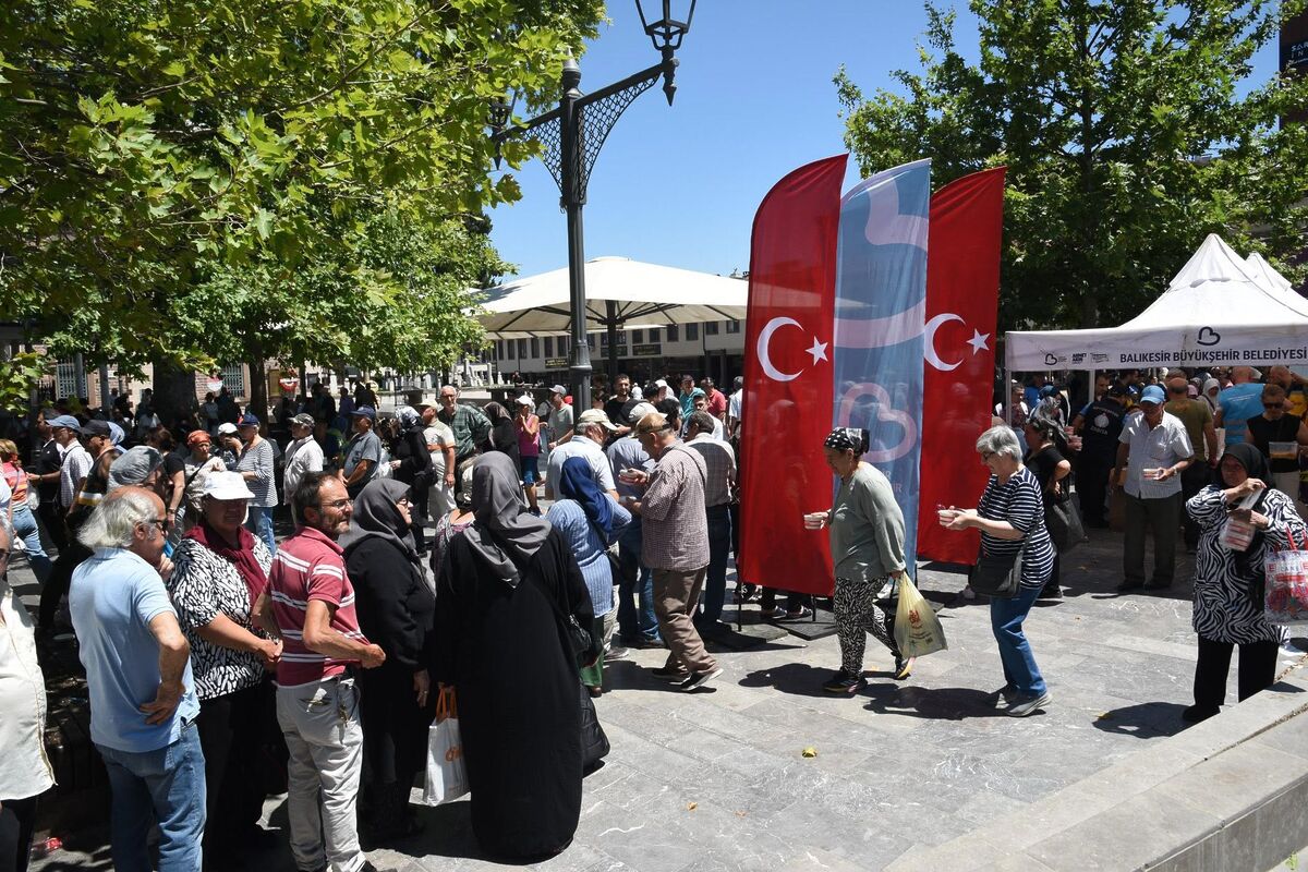 Muharrem ayının manevi atmosferi Balıkesir'de birlik ve beraberlik sofralarında yaşatıldı.