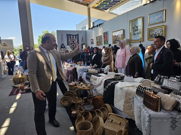 Balıkesir Avlu Yaşam Merkezi'nde düzenlenen BALMEK Yıl Sonu Sergisi, birbirinden