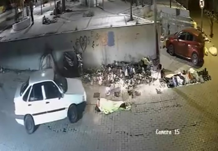 Kaldırımda Uyuyan Adamın Üzerinden Otomobil Geçti! AW730558 01 - Marmara Bölge Gazetesi