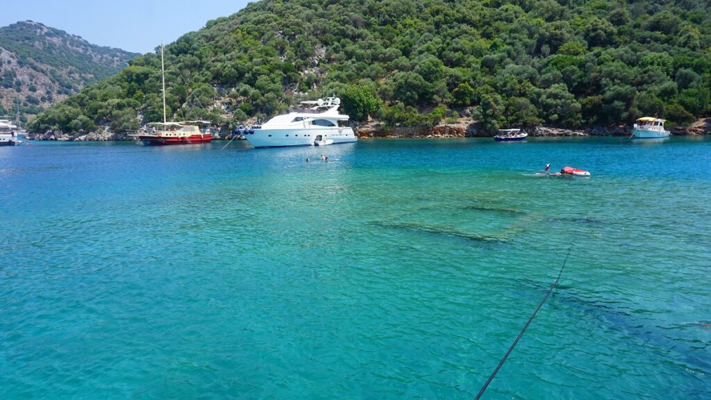 Göcek’in saklı kalan Ayten, Günlüklü ve Sarsala koyları; turkuaz denizi,