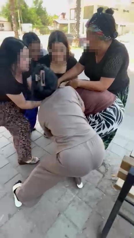 Genç Anne Bebeğinin Yanında 6 Kadının Saldırısına Uğradı! Genc Anne Bebeginin Yaninda 6 Kadinin Saldirisina Ugradi 3 - Marmara Bölge Gazetesi