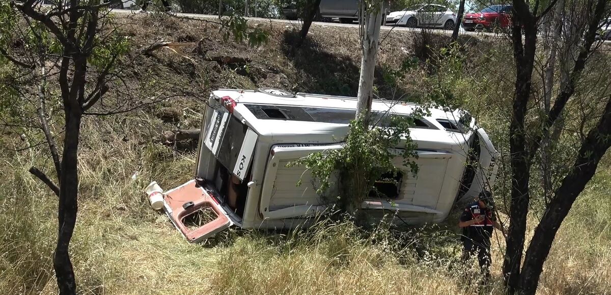 Kepsut Yolunda Feci Kaza Yolcu Minibusu Sarampole Uctu 14 Yarali 2 - Marmara Bölge Gazetesi