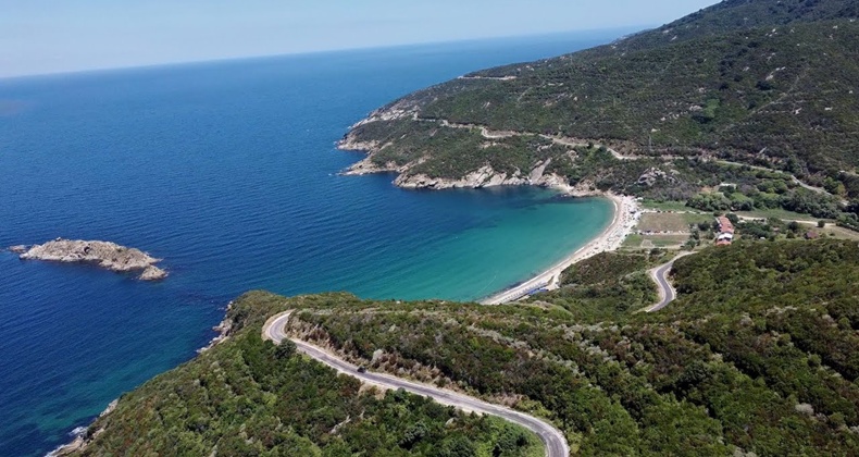 Balıkesir’in doğal güzellikleri arasında öne çıkan Manastır Plajı, berrak denizi
