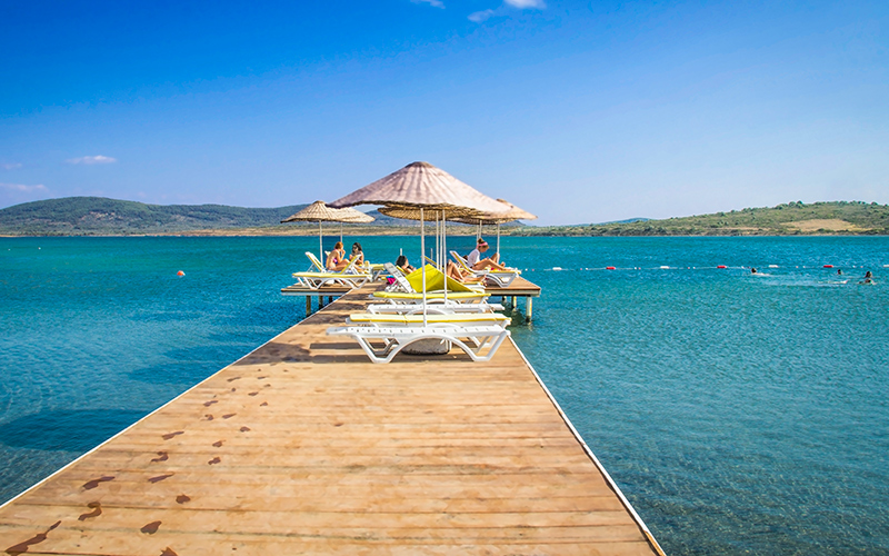 Balıkesir'in Ayvalık ilçesinde, Cunda Adası'nın kuzey kıyısında bulunan Patriça Koyu,