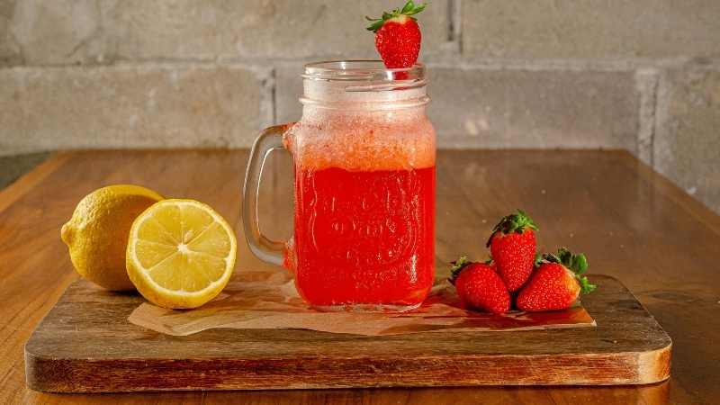 Yaz aylarının en sevilen içeceklerinden biri olan çilekli limonata, ferahlatıcı