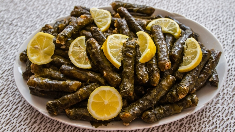 Türk mutfağının en sevilen lezzetlerinden biri olan yaprak sarma, özellikle