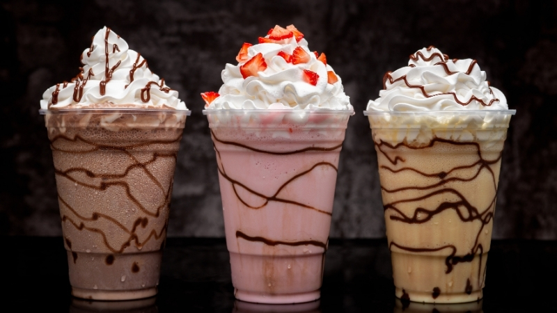 Yaz aylarında serinlemenin en lezzetli yollarından biri olan milkshake, evde