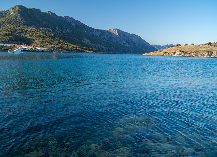 Mersin’in Silifke ilçesinde yer alan Tisan Adası, turkuaz denizi, bembeyaz