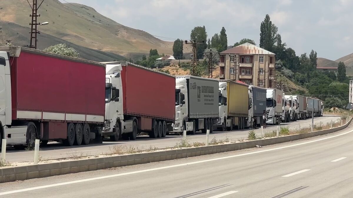 Türkiye'den İran'a Giden Yüzlerce Tır Sınırda Kaldı! Turkiyeden Irana Giden Yuzlerce Tir Sinirda Kaldi 3 - Marmara Bölge Gazetesi