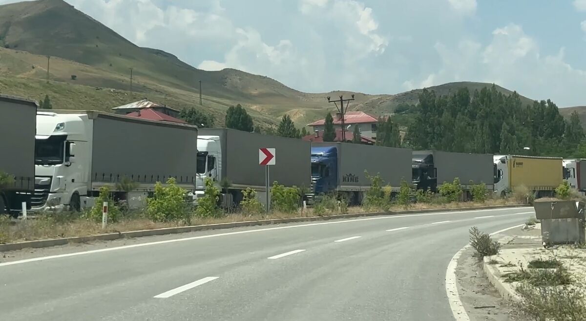 Türkiye'den İran'a Giden Yüzlerce Tır Sınırda Kaldı! Turkiyeden Irana Giden Yuzlerce Tir Sinirda Kaldi 4 - Marmara Bölge Gazetesi