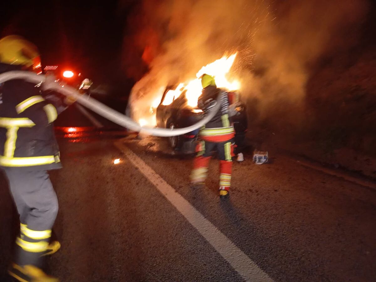 İstanbul-İzmir Otoyolu'nda Otomobil Küle Döndü! WhatsApp Image 2026 05 25 at 23.14.05 1 - Marmara Bölge Gazetesi