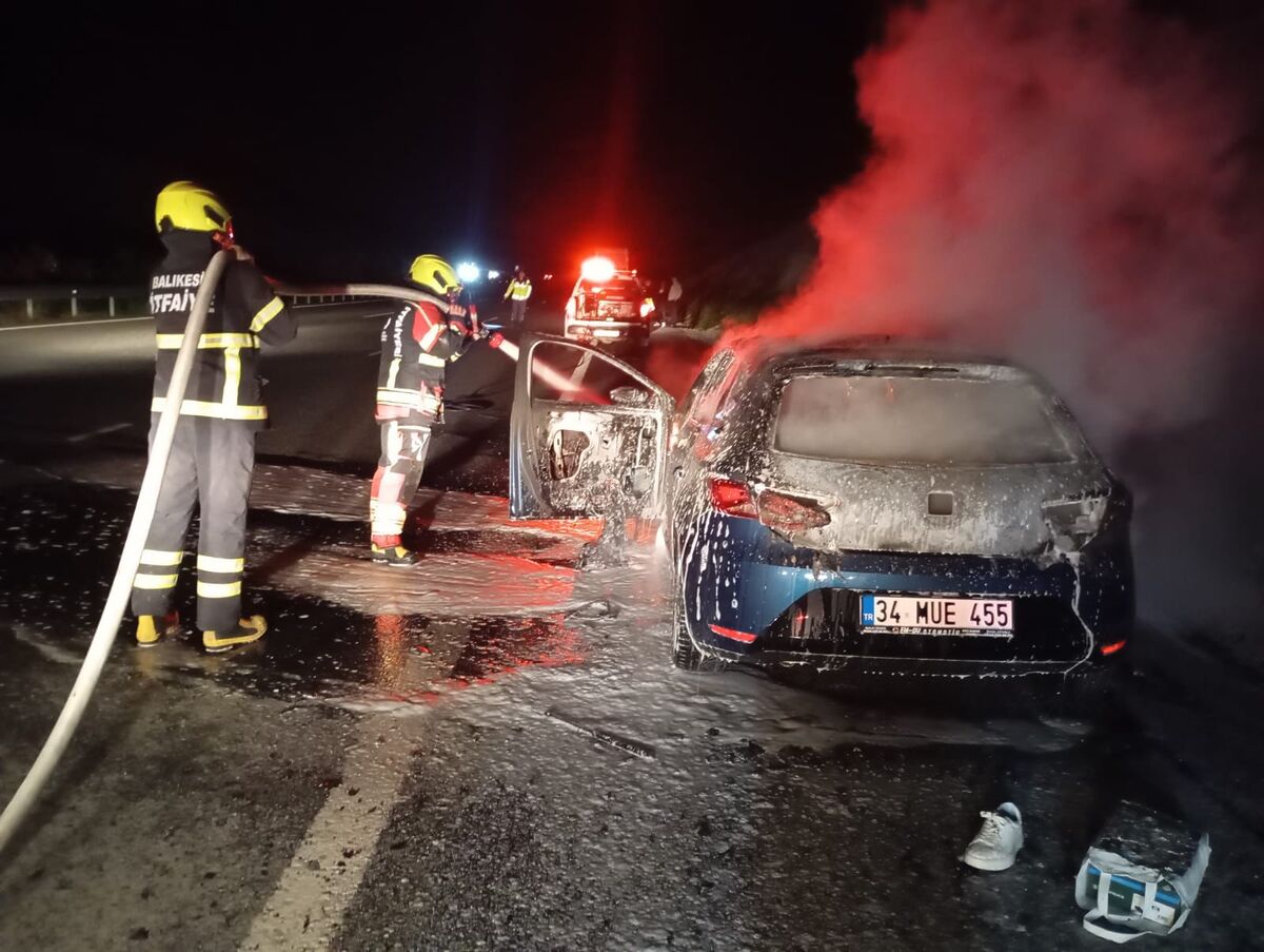 İstanbul-İzmir Otoyolu'nda Otomobil Küle Döndü! WhatsApp Image 2026 05 25 at 23.14.05 - Marmara Bölge Gazetesi