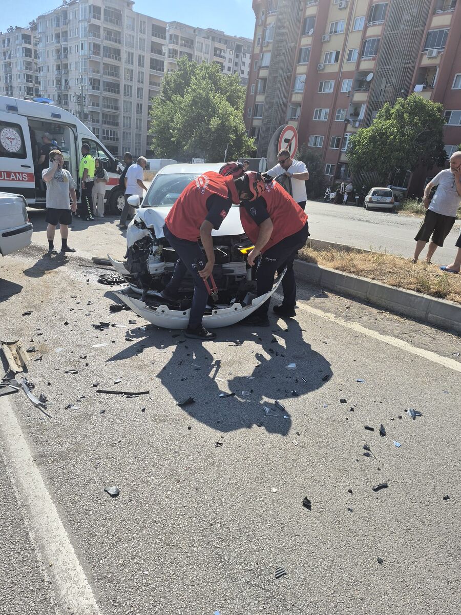 Edremit’te Feci Çarpışma: 2 Yaralı! WhatsApp Image 2026 06 07 at 17.51.29 - Marmara Bölge Gazetesi