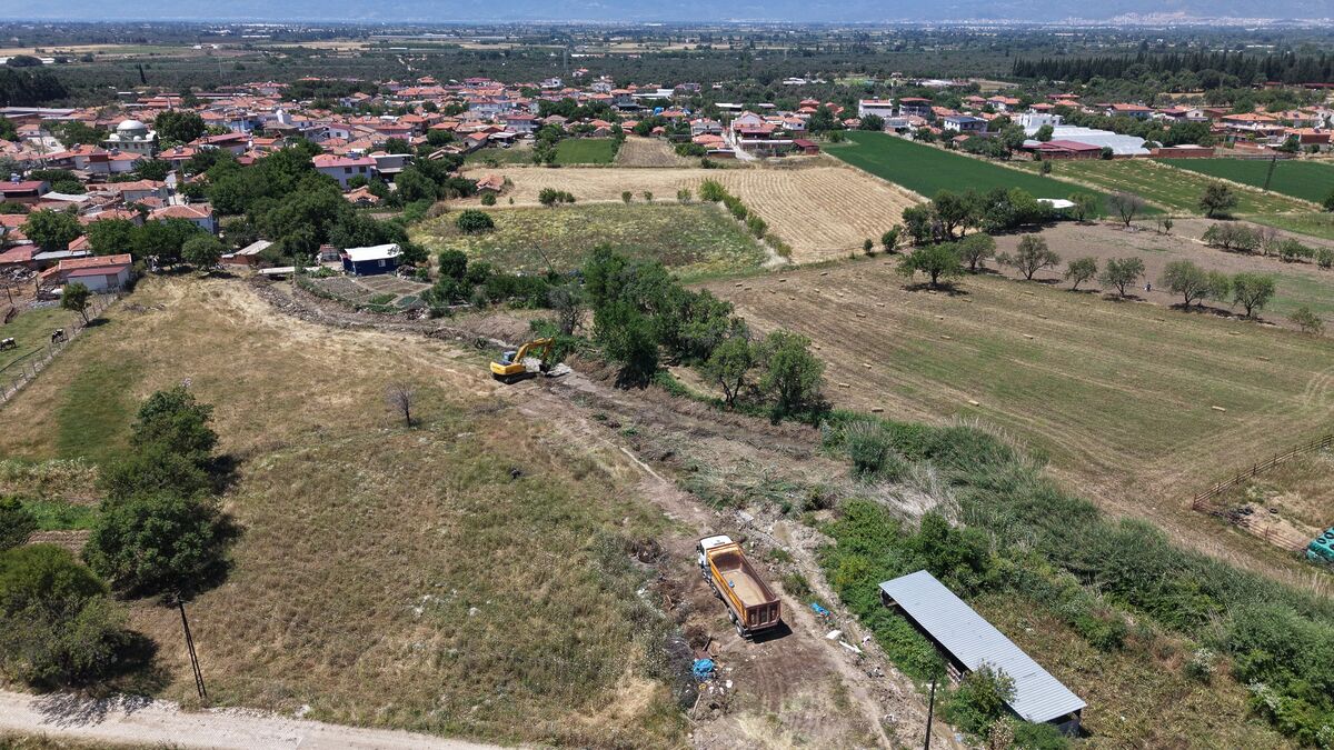 DSİ tarafından Burhaniye'nin Börezli Mahallesi'nde yürütülen taşkın koruma projesinde çalışmalar