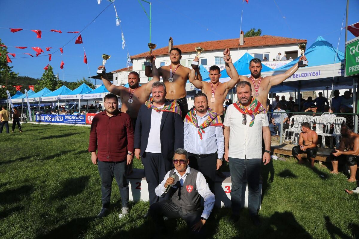 Balıkesir’de Pehlivanlar Er Meydanında YAGLI GURES 4 - Marmara Bölge Gazetesi