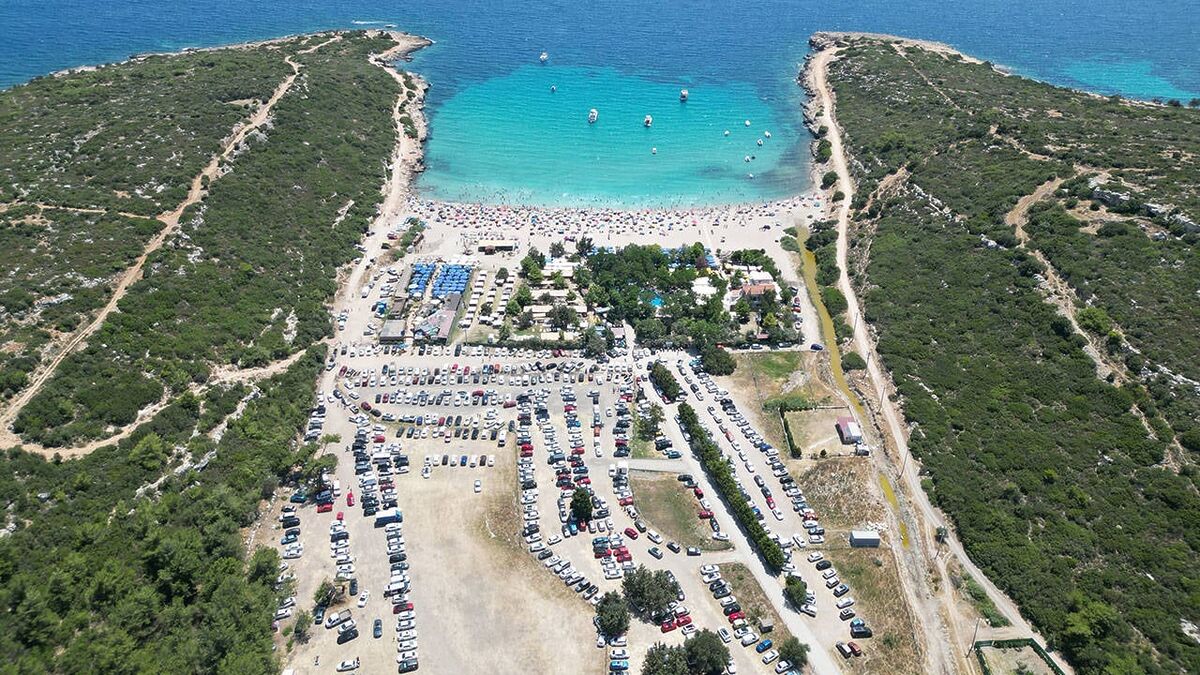 İzmir'in gözde tatil ilçelerinden Urla'da bulunan Altınköy Koyu, doğal güzellikleri