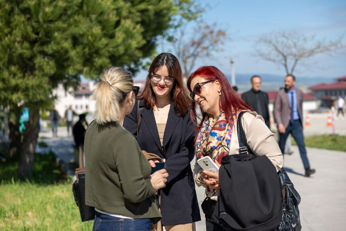 Kızına Destek İçin Sınava Girdi, Üniversiteli Oldu b8a3c0e7 7583 37f7 c93d d6989cf30a3a - Marmara Bölge Gazetesi