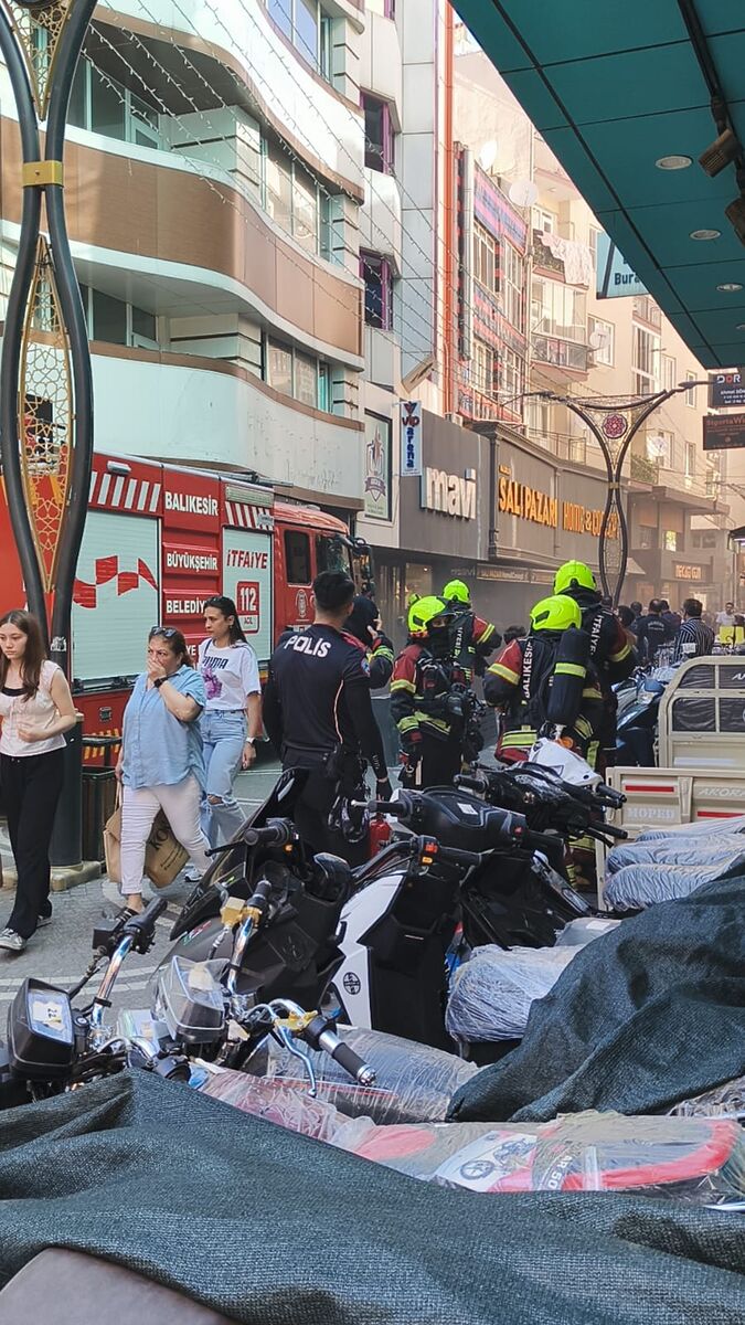 Balıkesir Çarşıda Yangın Paniği! c6c3e0ae 400a 4dc4 bde8 ae001949790a - Marmara Bölge Gazetesi