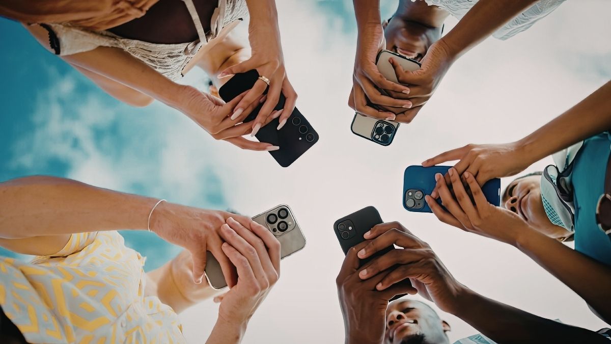 Telefonları darbelerden korumak için kullanılan şeffaf kılıflar zamanla sarararak kötü