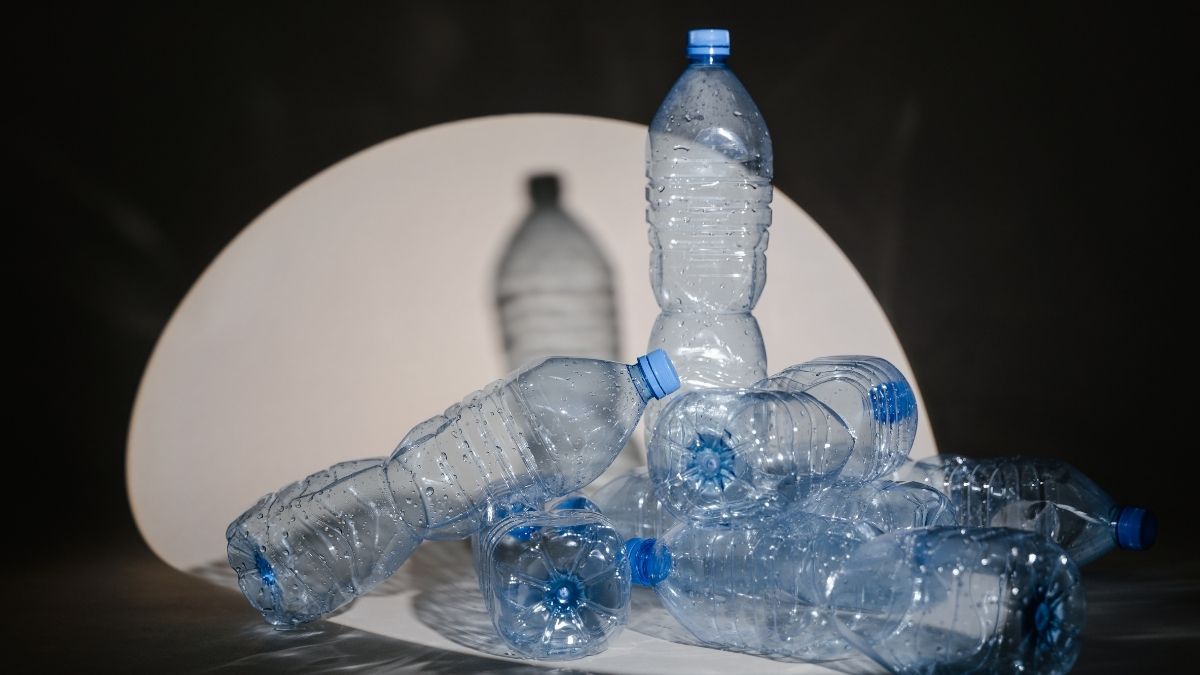Günlük yaşamda en çok kullanılan ürünlerden biri olan plastik su
