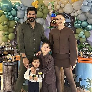 Türkiye’nin en sevilen oyuncularından Fahriye Evcen, başarılı kariyeri ve örnek