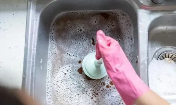 Mutfak ve banyo lavabolarında zamanla oluşan tıkanıklıklar günlük yaşamı zorlaştırabiliyor.